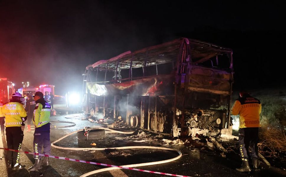 Denizli'de facia: Biri bebek sekiz kişi otobüste yanarak hayatını kaybetti