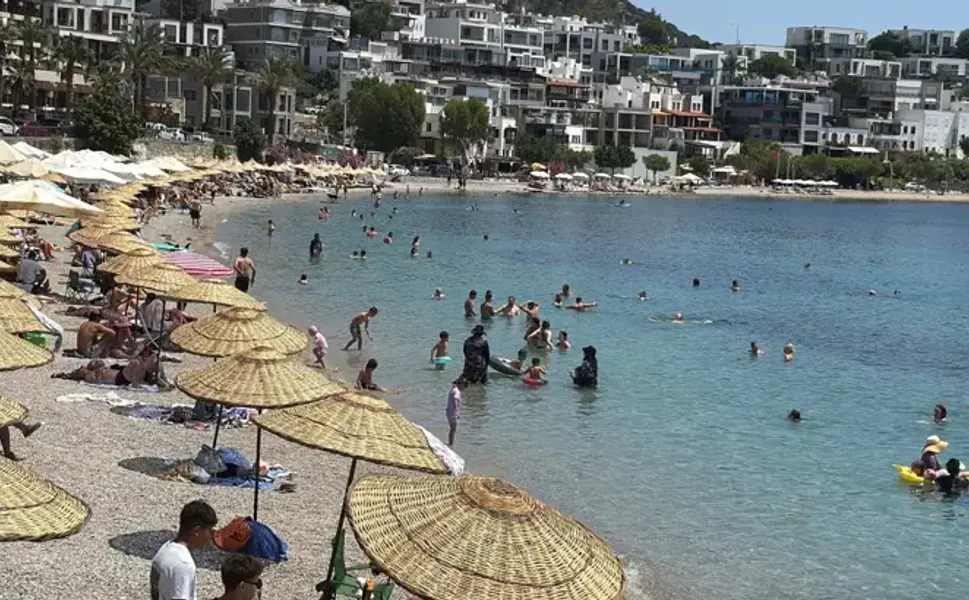 Bodrum’da sıcak hava sahilleri doldurdu