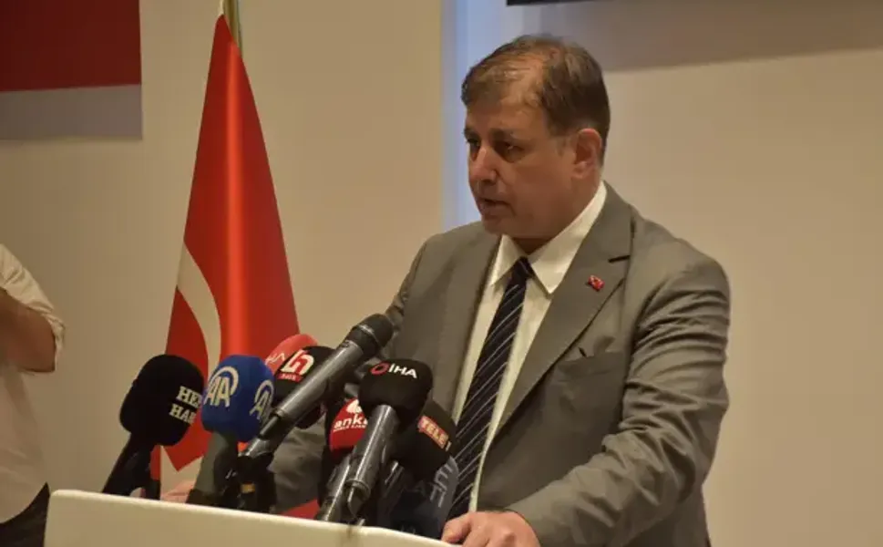 İzmir Büyükşehir Belediye Başkanı Cemil Tugay partisinden ayrıldı
