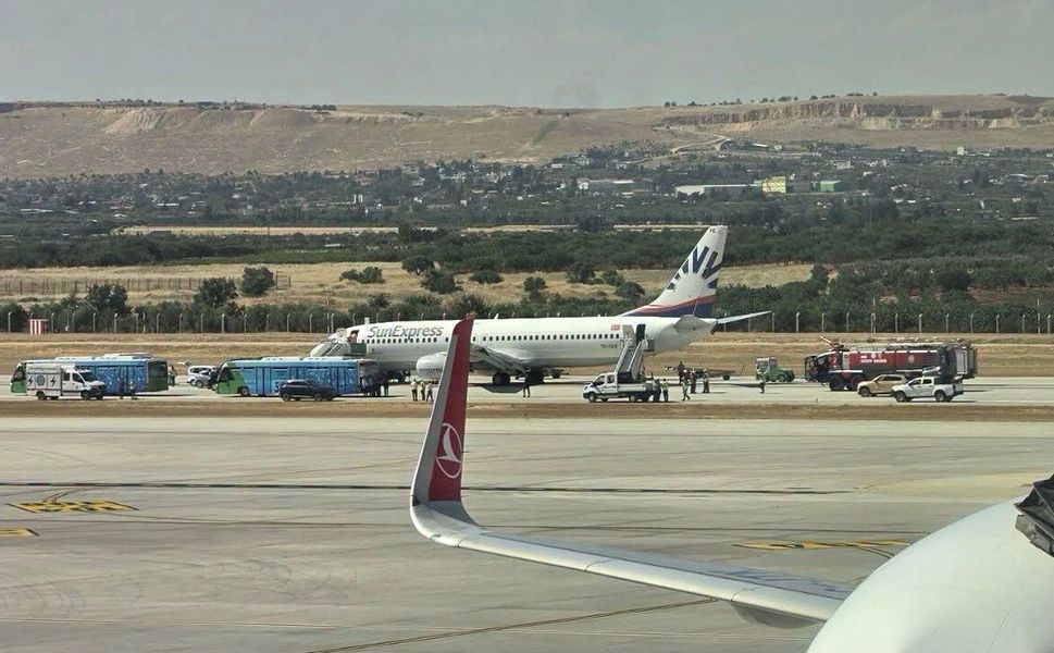 Gaziantep Havalimanı'na inen uçağın lastiği patladı, yolcular tahliye edildi