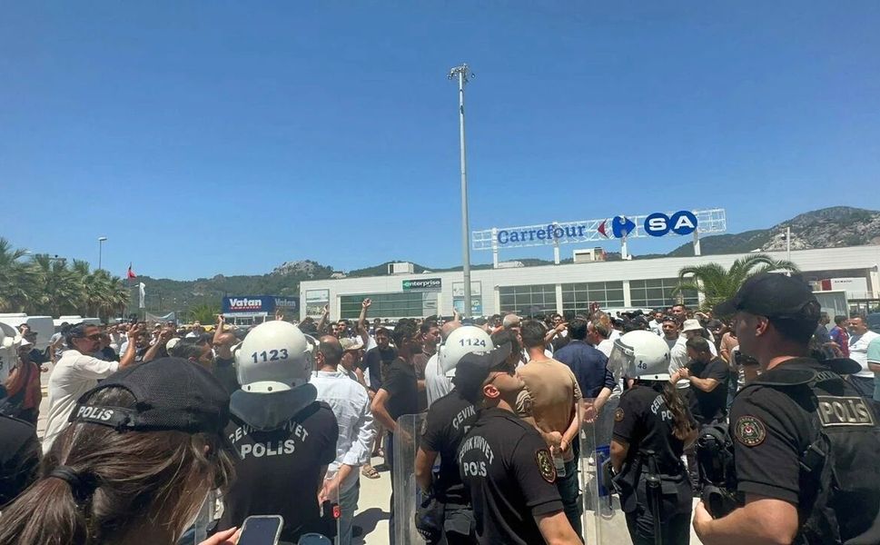 Kapalı Çarşı esnafından Marmaris Belediyesi'ne protesto