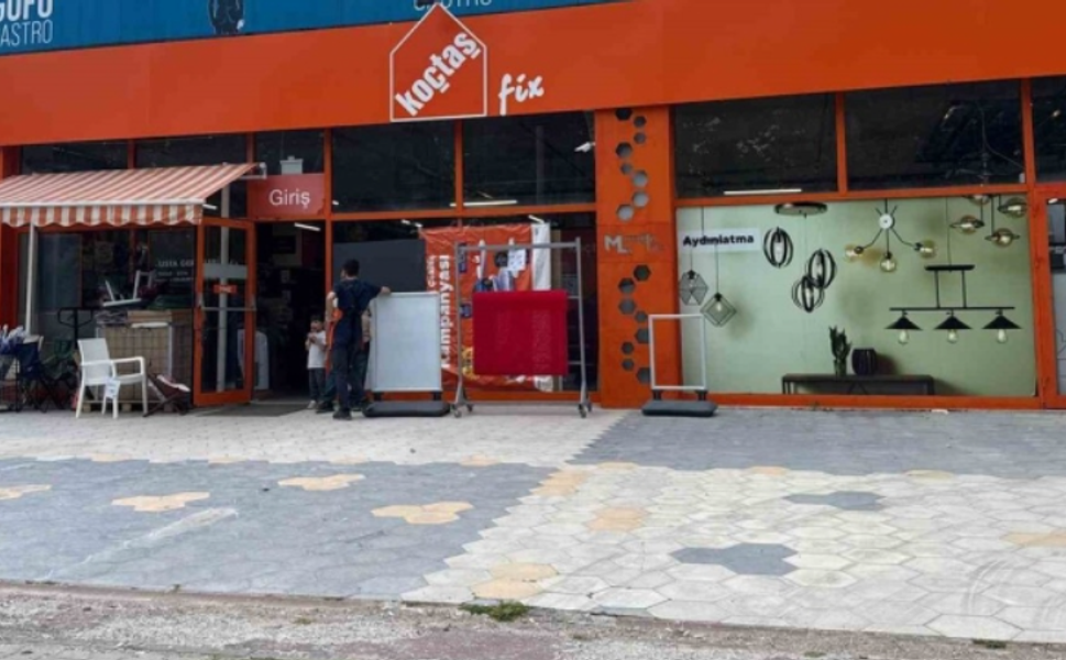 Menteşe'de Koç Holding'e bağlı Koçtaş'a taşlı saldırı