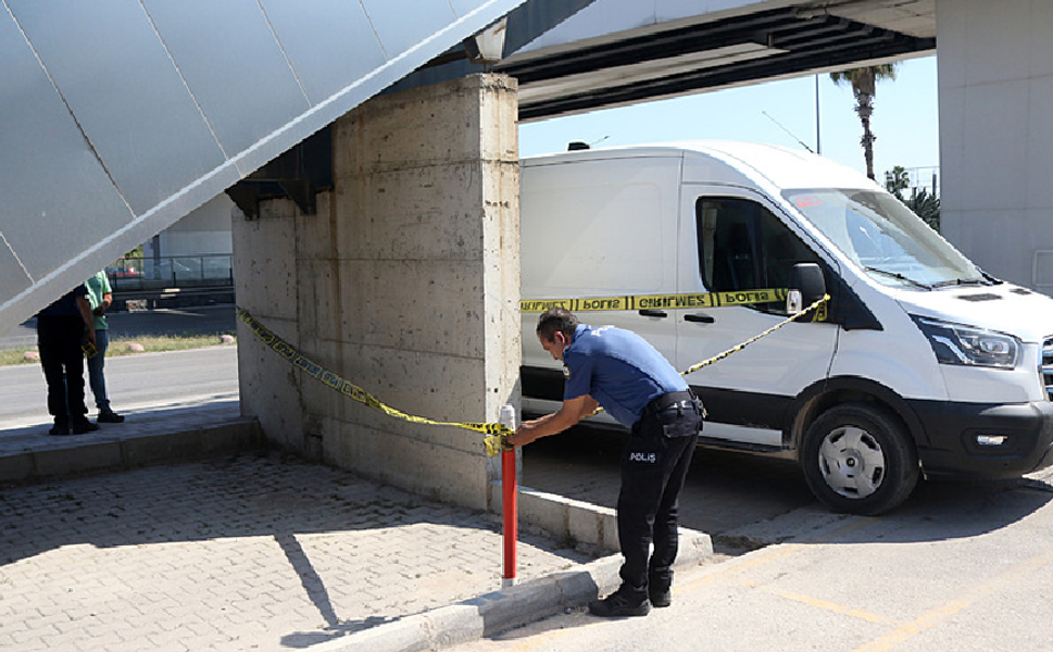 Antalya'da Otokoç galerisine silahlı saldırı