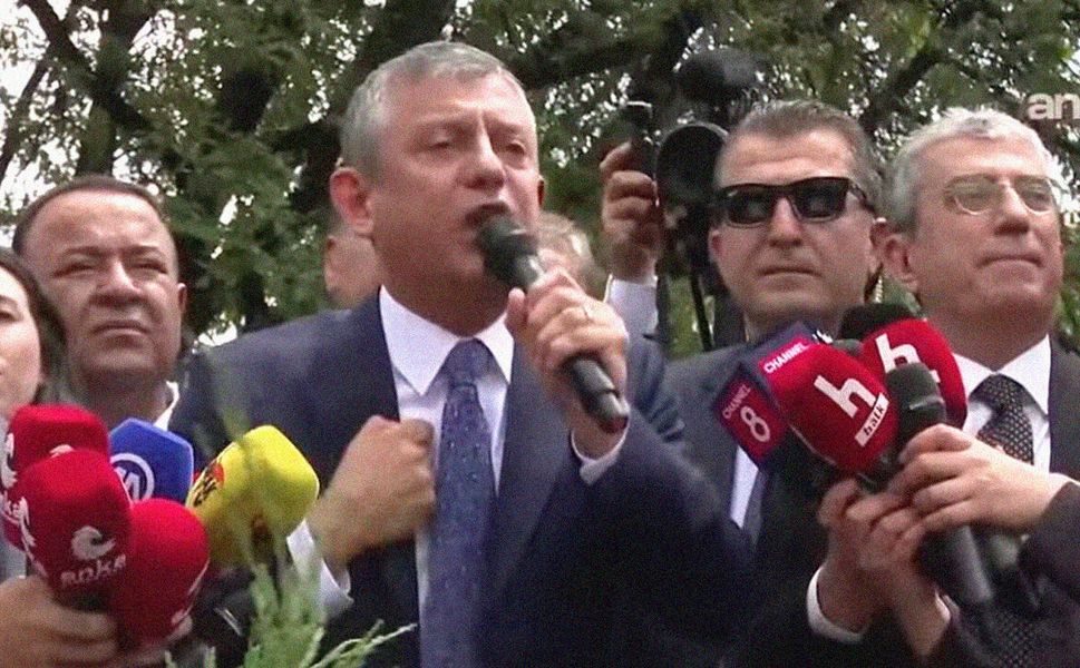 Özel Meclis kapısında halka konuştu: 'Darbeyi püskürttünüz'
