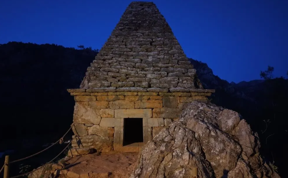 Marmaris’te piramit mezar için gece ziyaretleri başladı