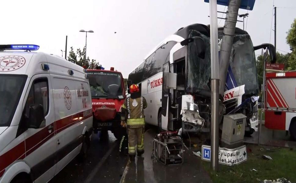 İstanbul'da yolcu otobüsü kazası: İkisi ağır 30 yaralı
