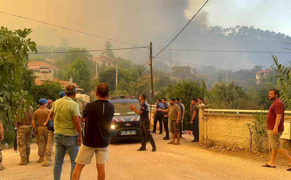 Göcek'teki yangın rüzgarla yayıldı: İnlice mahallesine tahliye