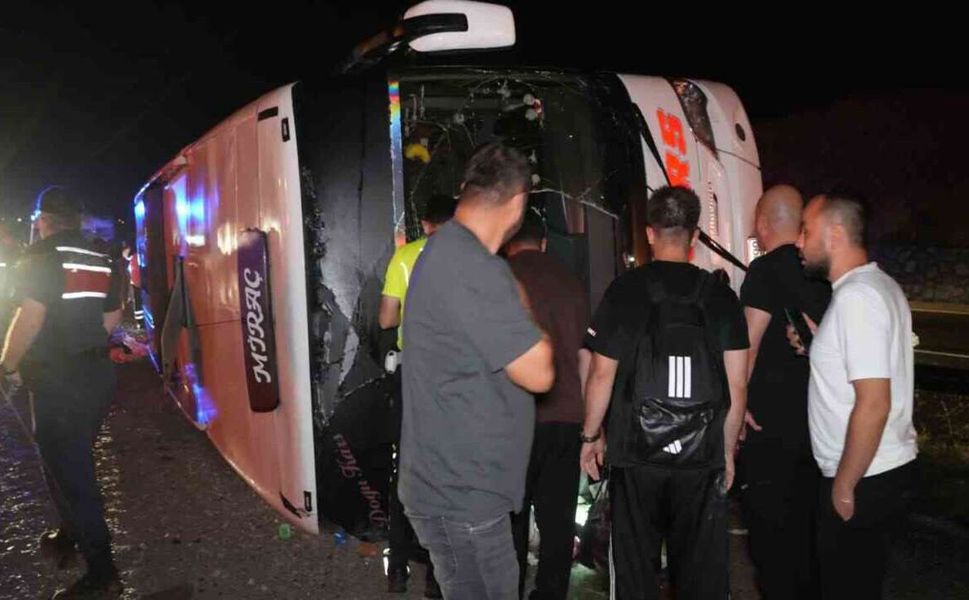 Kırıkkale'de yolcu otobüsü devrildi: 40 yaralı
