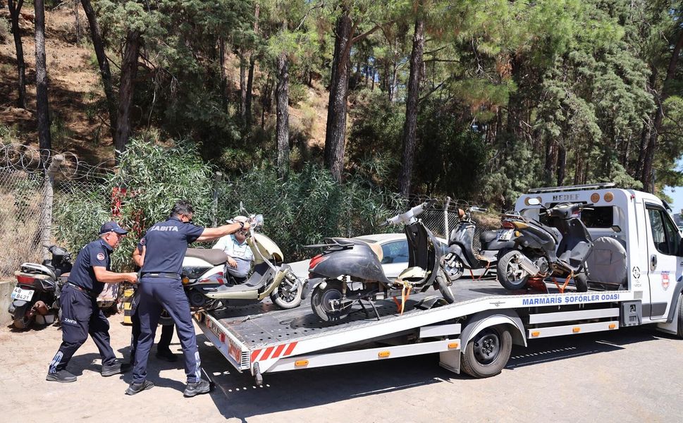 Marmaris'te hurda araç ve atıl malzeme temizliği