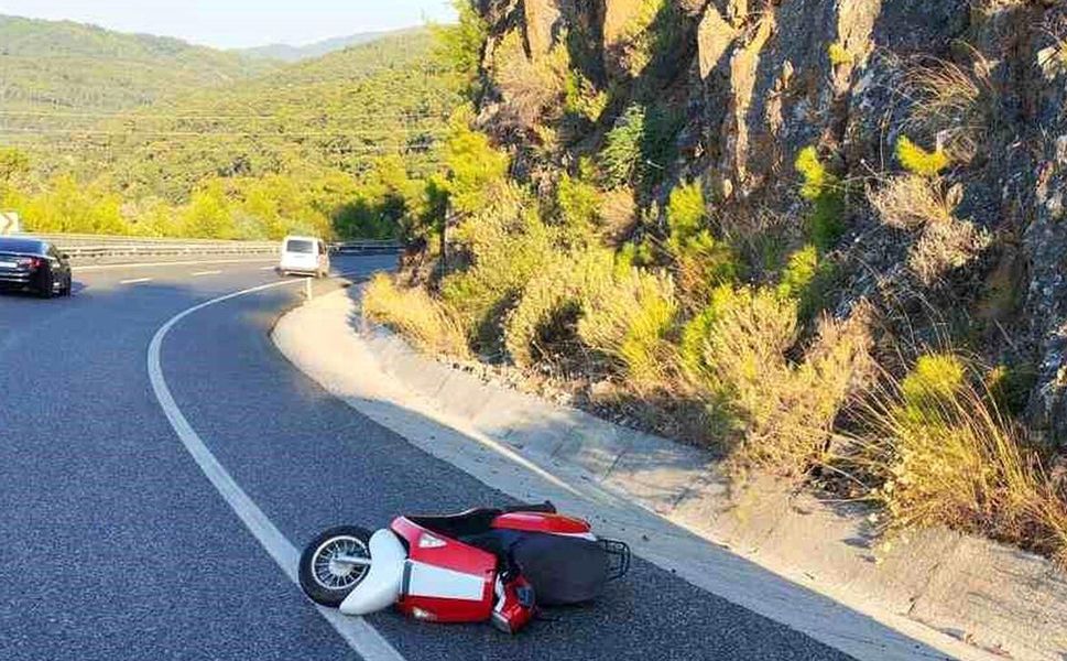 Ula'da devrilen motosiklet sürücüsü hayatını kaybetti