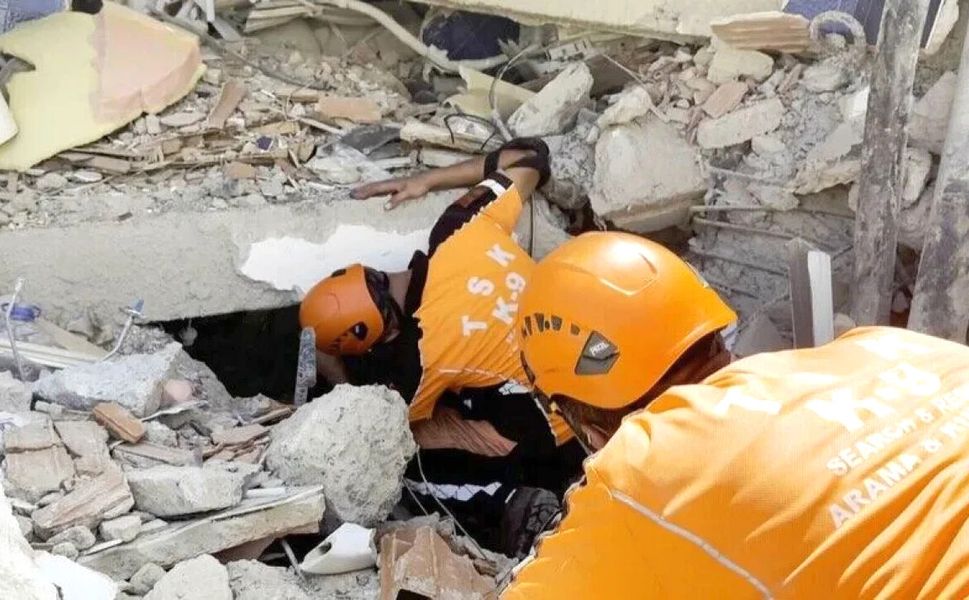 TSK ve AFAD Venezuela'da enkazdan insanları kurtarmaya çalışıyor