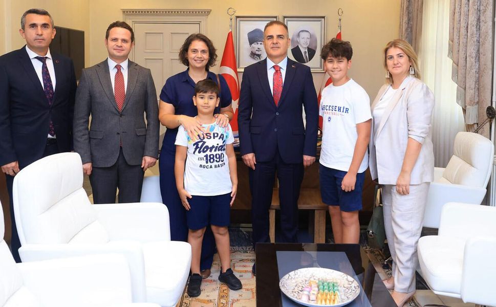 Vali Akbıyık, LGS şampiyonlarıyla bir araya geldi