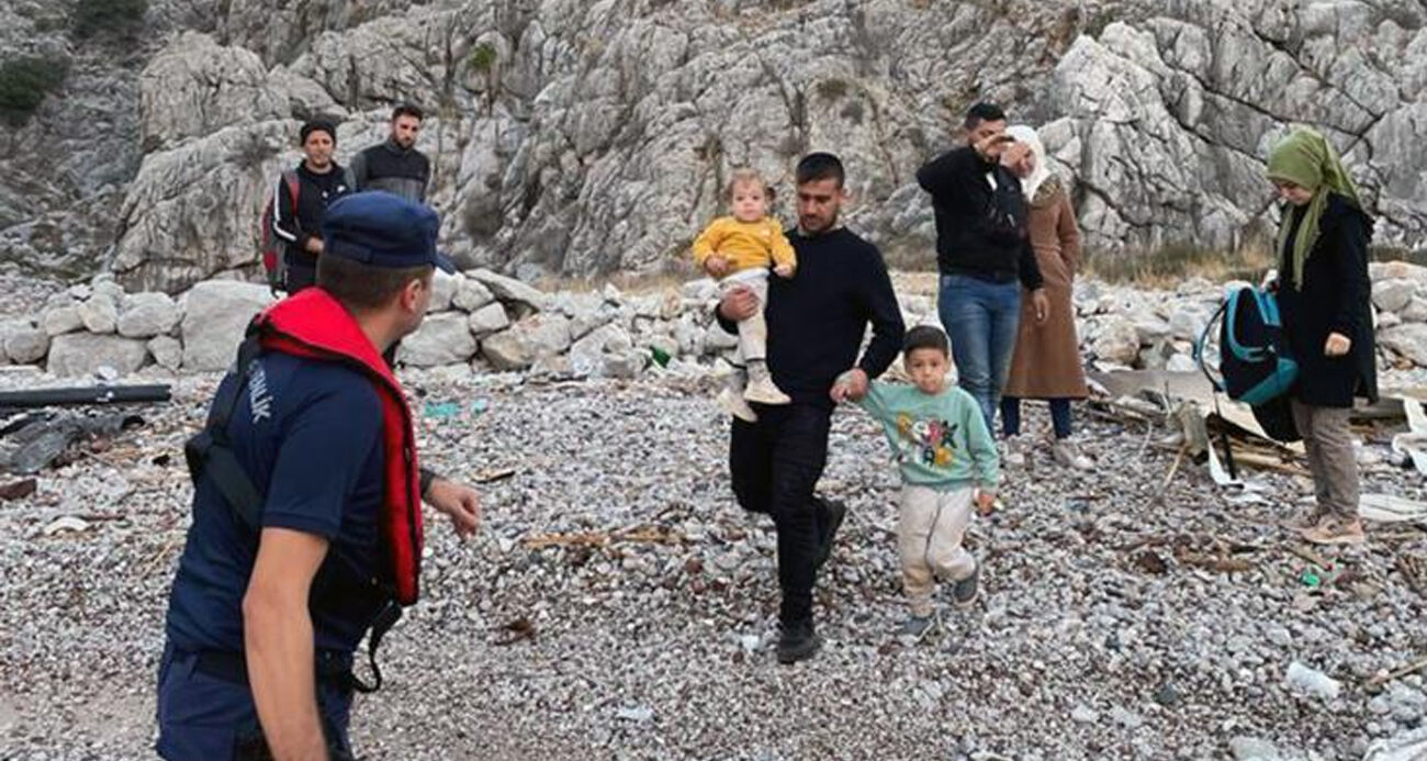 KÖR NOKTADA MAHSUR KALAN 8 GÖÇMEN YAKALANDI