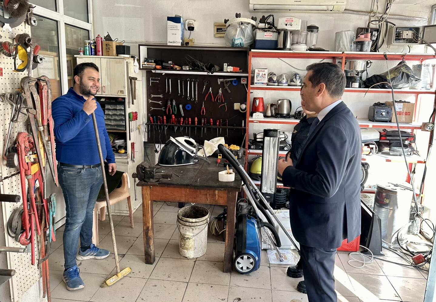 KAYMAKAMDAN ESNAF ŞEHİT BABASINA ZİYARET