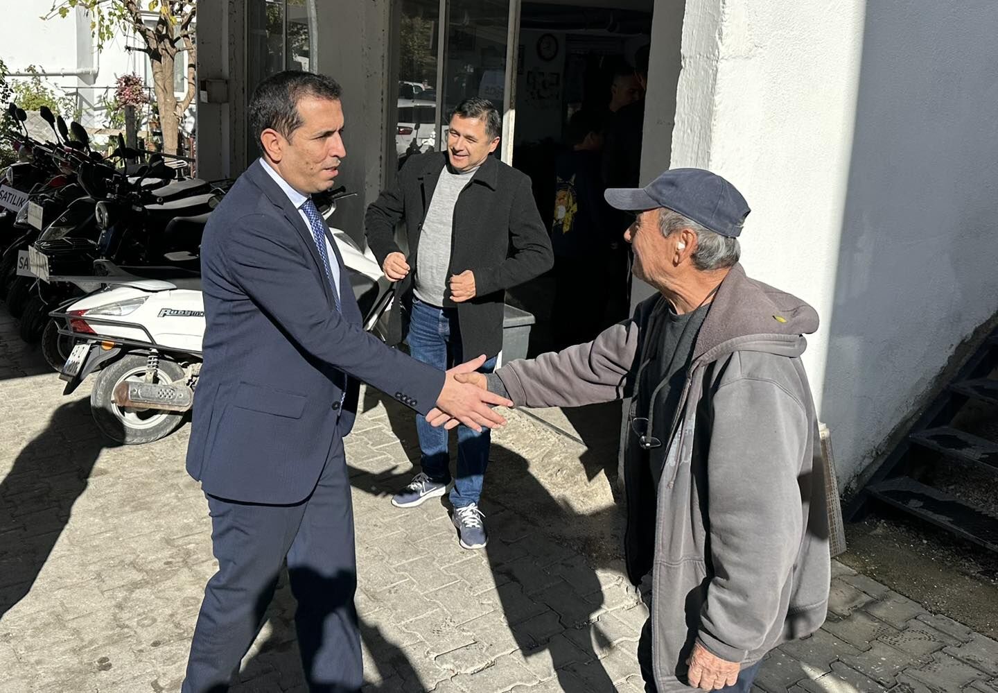 KAYMAKAMDAN ESNAF ŞEHİT BABASINA ZİYARET