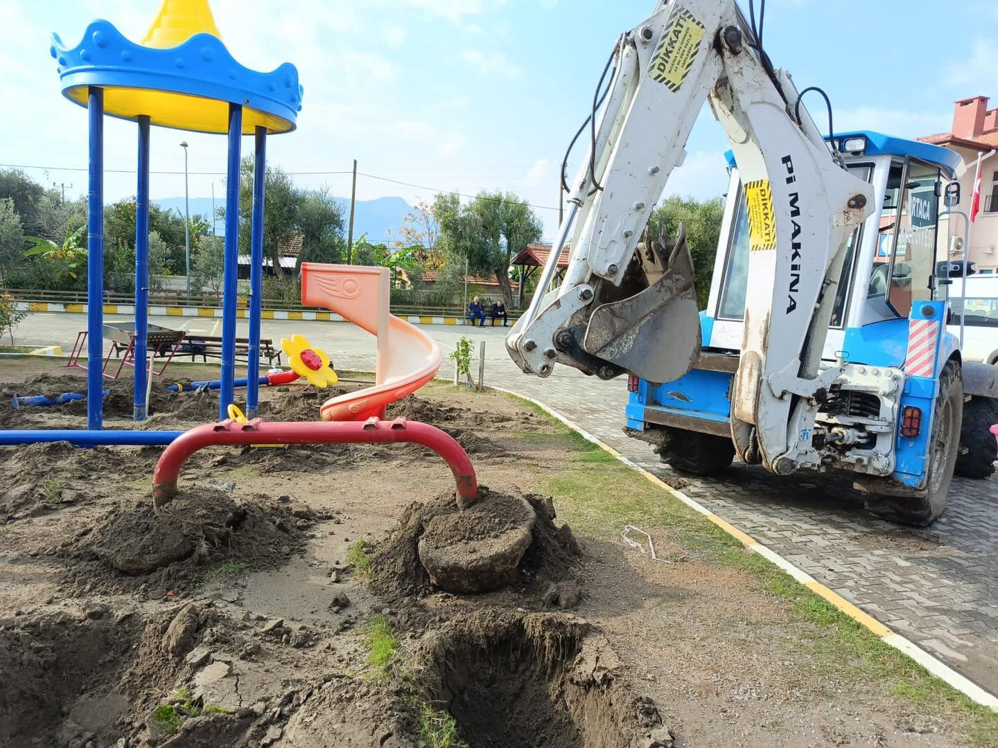 ORTACA’DA YOL VE PARKLARIN BAKIM ONARIM ÇALIŞMALARI DEVAM EDİYOR
