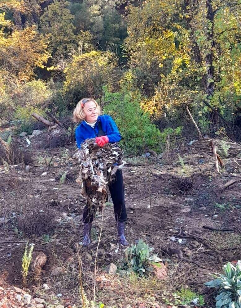 DOĞA GÖNÜLLÜLERİ FİDAN DİKİP, ÇÖP TOPLADI