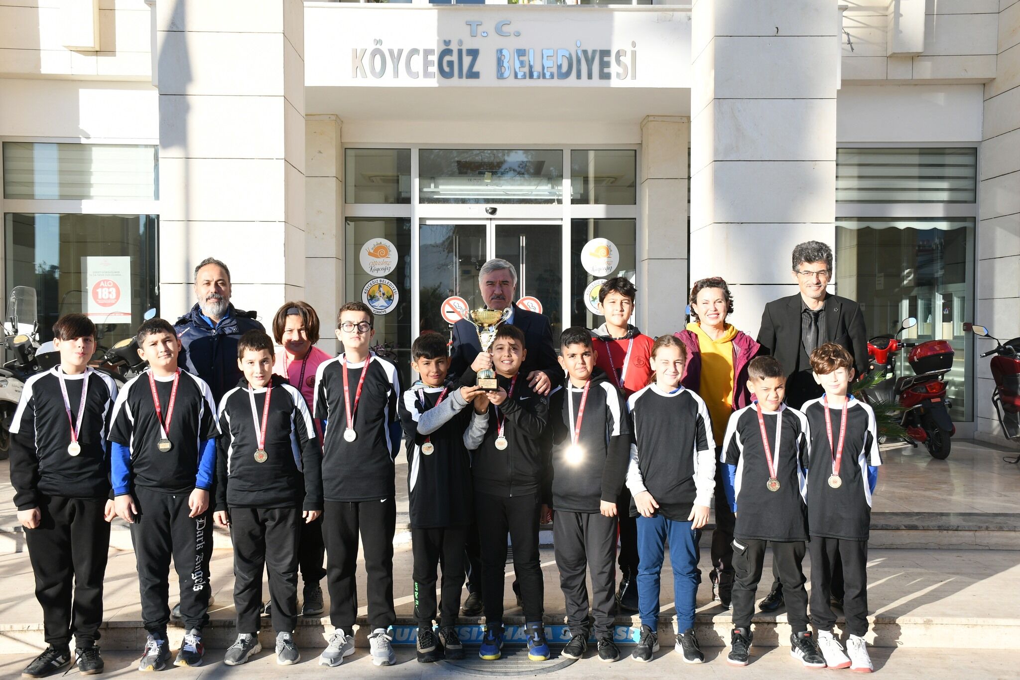 ŞAMPİYON HENTBOLCÜLER, BAŞKANI ZİYARET ETTİ