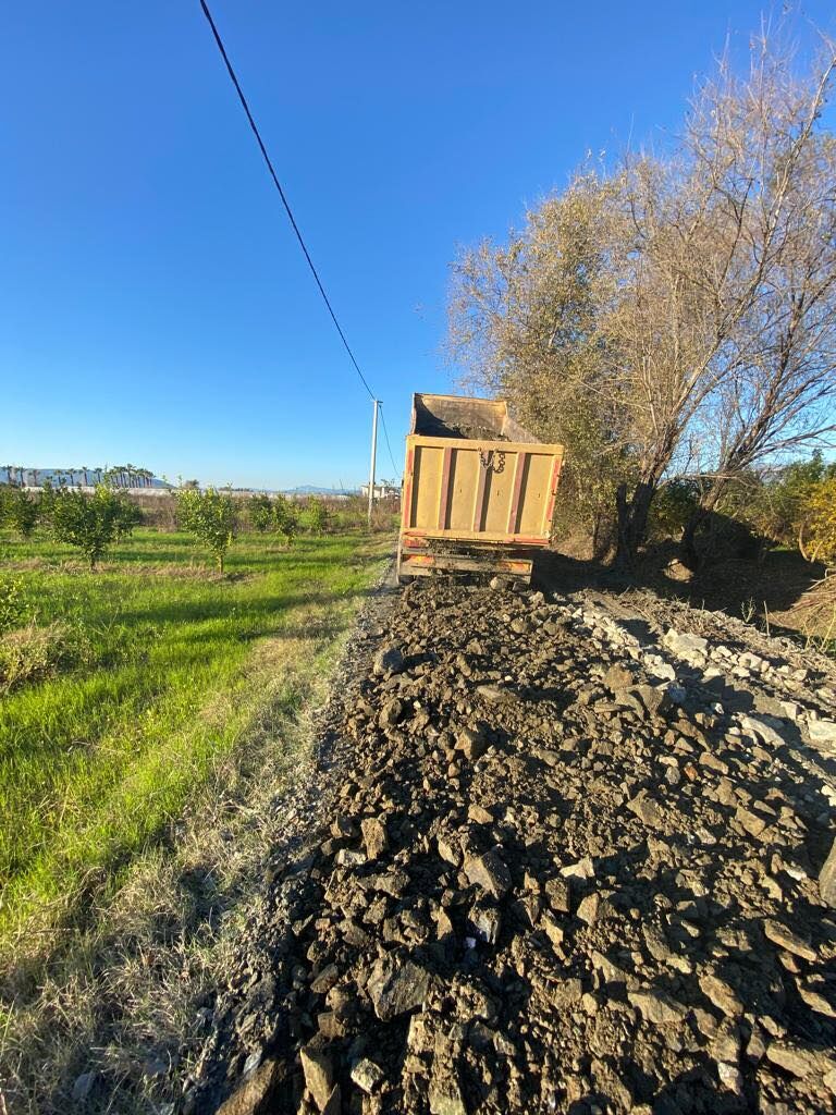 ORTACA’DA YOL VE PARKLARIN BAKIM ONARIM ÇALIŞMALARI DEVAM EDİYOR