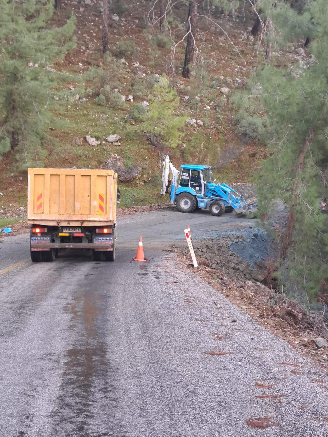 ORTACA’DA YOL VE PARKLARIN BAKIM ONARIM ÇALIŞMALARI DEVAM EDİYOR
