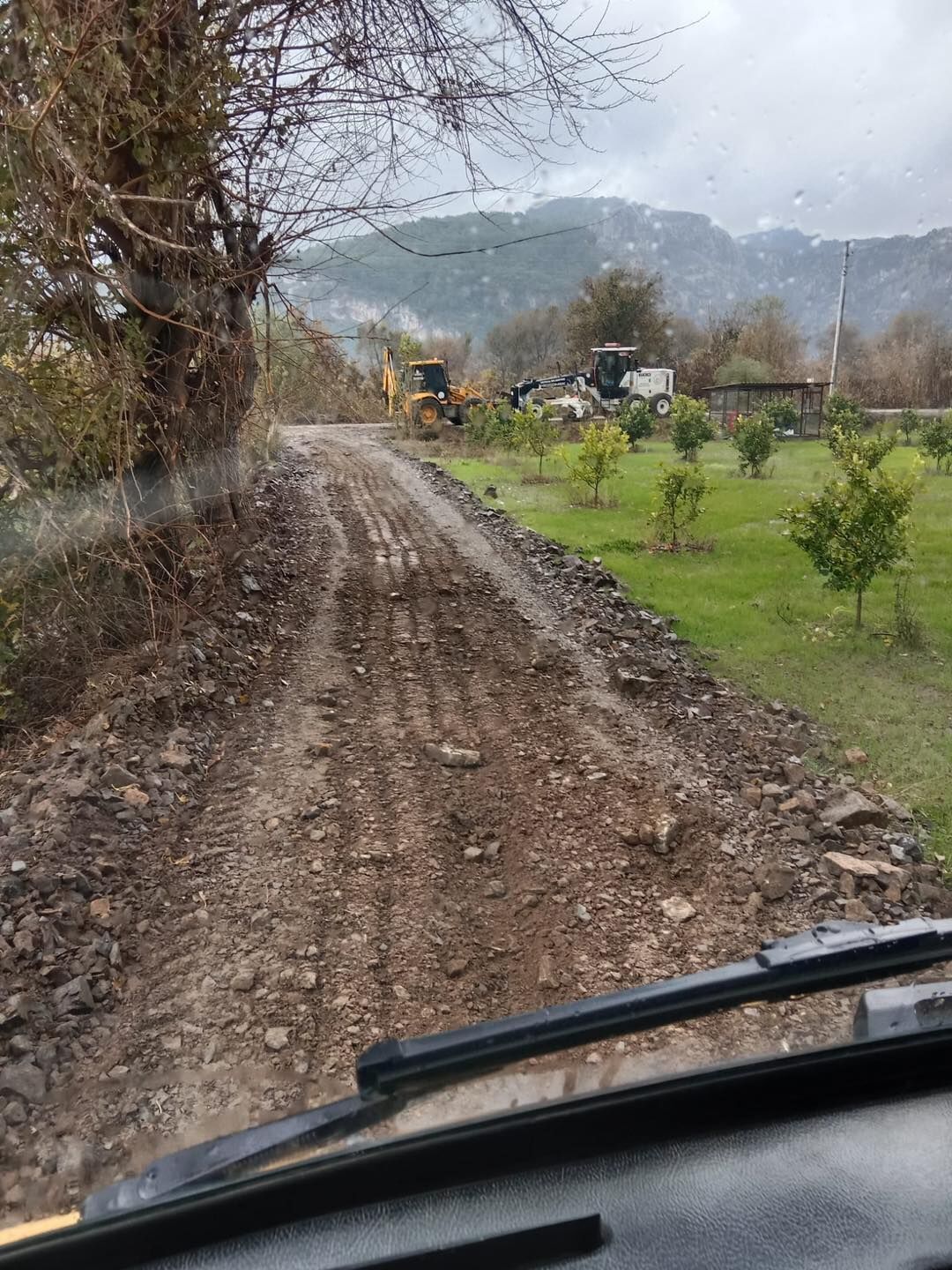 ORTACA’DA YOL VE PARKLARIN BAKIM ONARIM ÇALIŞMALARI DEVAM EDİYOR