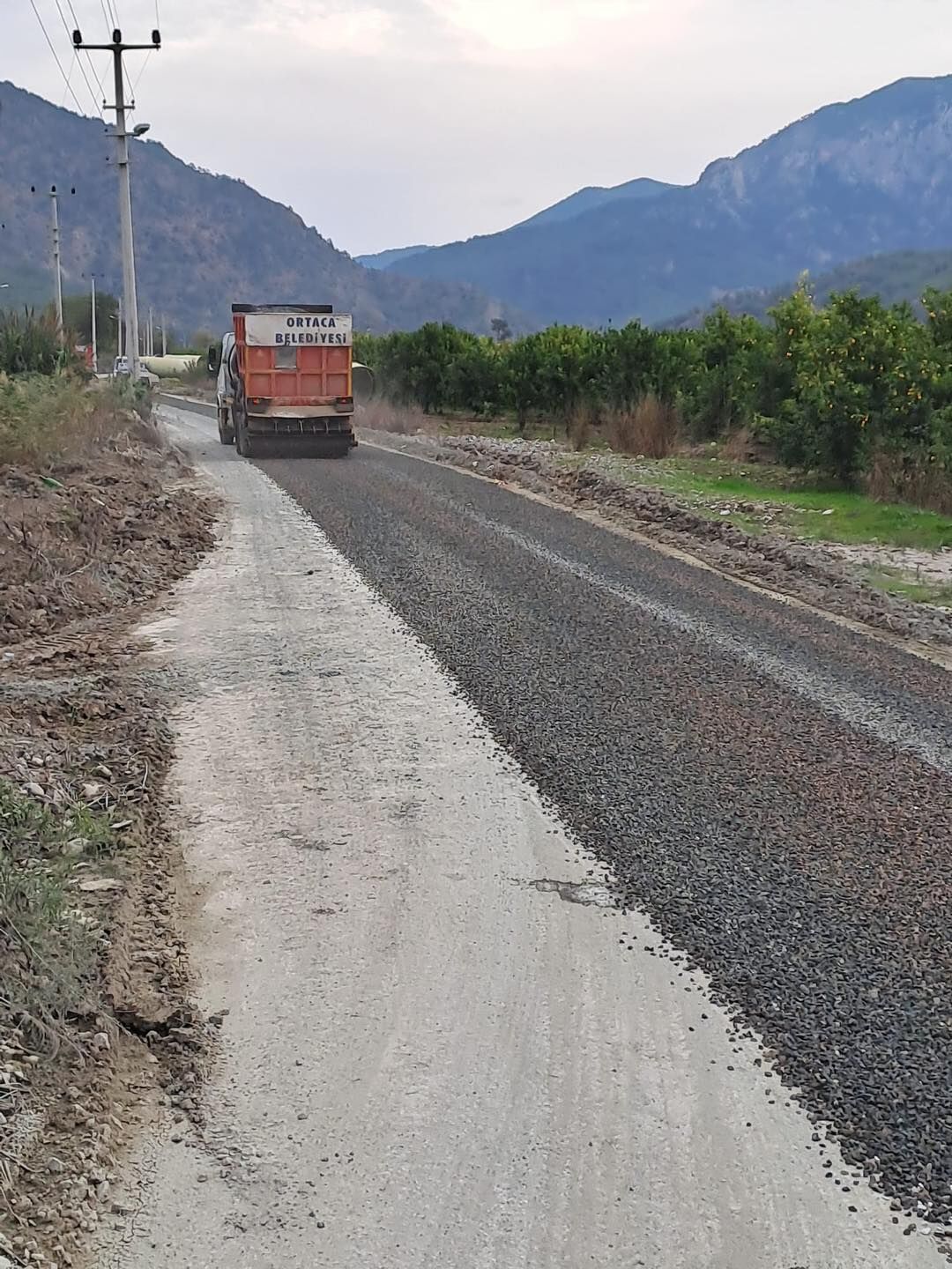 ORTACA’DA YOL VE PARKLARIN BAKIM ONARIM ÇALIŞMALARI DEVAM EDİYOR