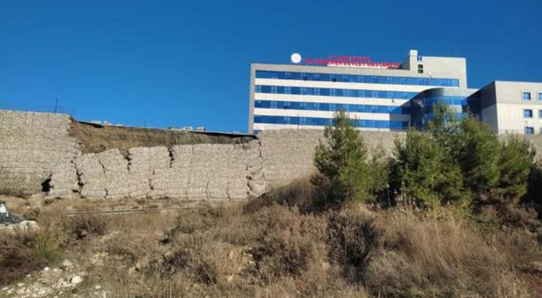 SEYDİKEMER’DE HASTANE DUVARINDA HEYELAN; SAĞLIK HİZMETİ AKSIYOR MU?