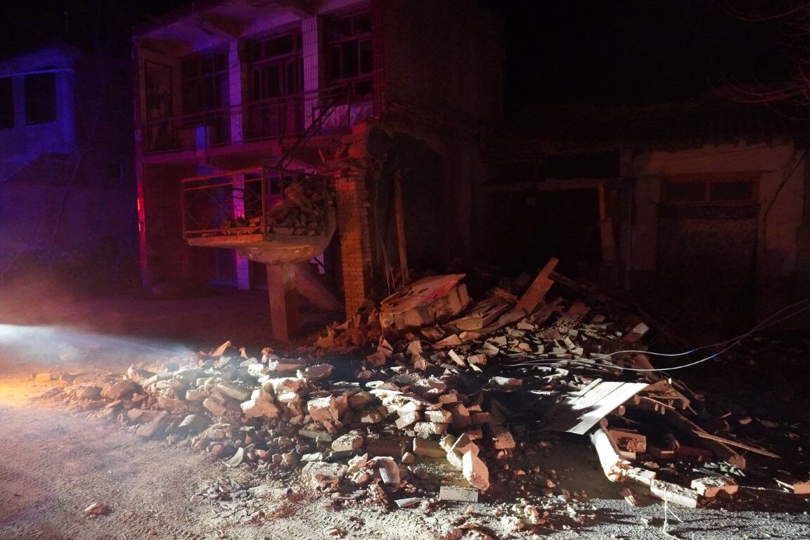 ÇİN'DE ŞİDDETLİ DEPREM: ÇOK SAYIDA ÖLÜ VE YARALI VAR