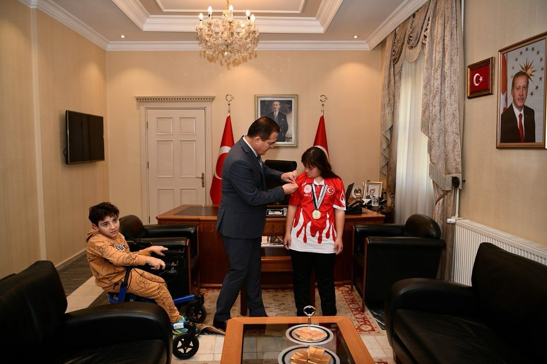 VALİ AKBIYIK ŞAMPİYON ELİFE ALTIN HEDİYE ETTİ
