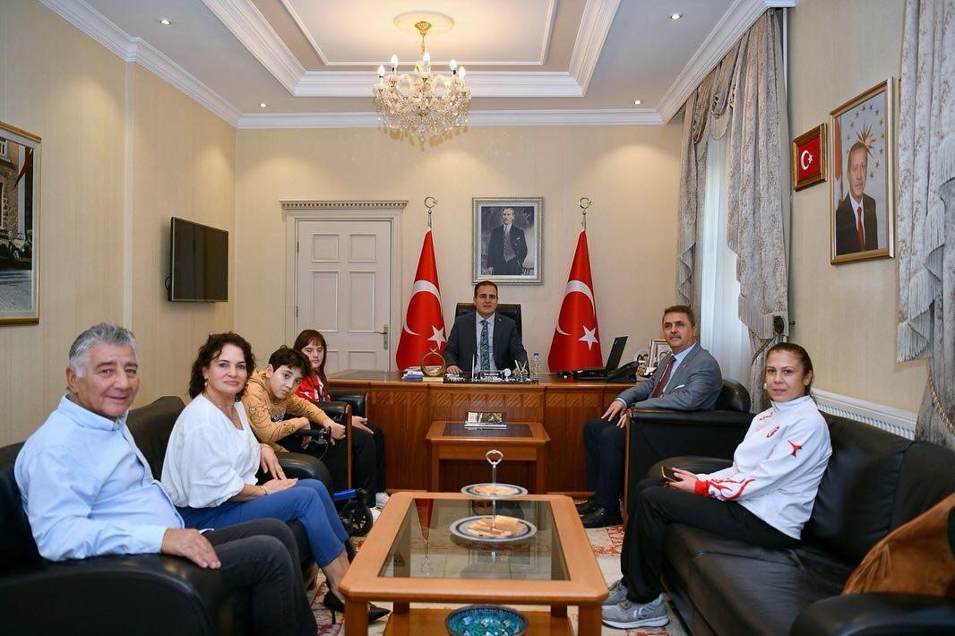 VALİ AKBIYIK ŞAMPİYON ELİFE ALTIN HEDİYE ETTİ