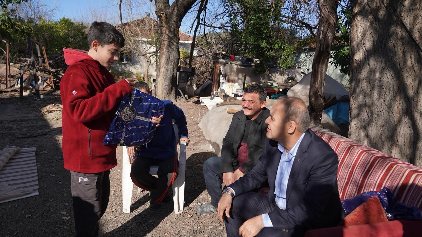 BAŞKAN UZUNDEMİR’DEN HÜSEYİN’E FORMA