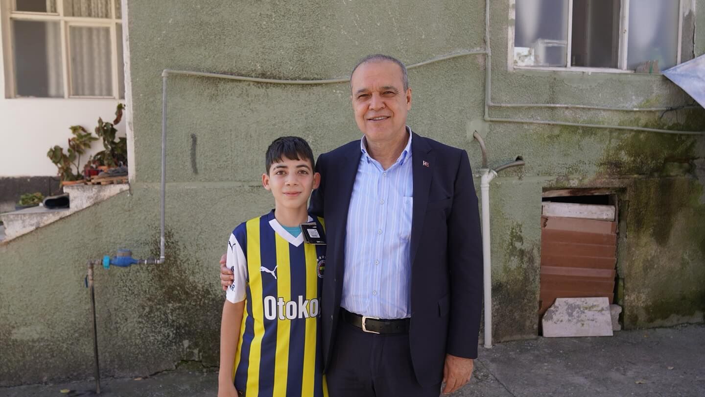 BAŞKAN UZUNDEMİR’DEN HÜSEYİN’E FORMA