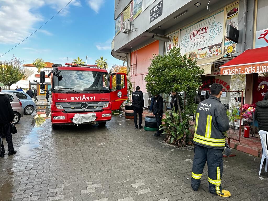DALAMAN’DA YANGIN KORKUTTU, BİNA BOŞALTILDI