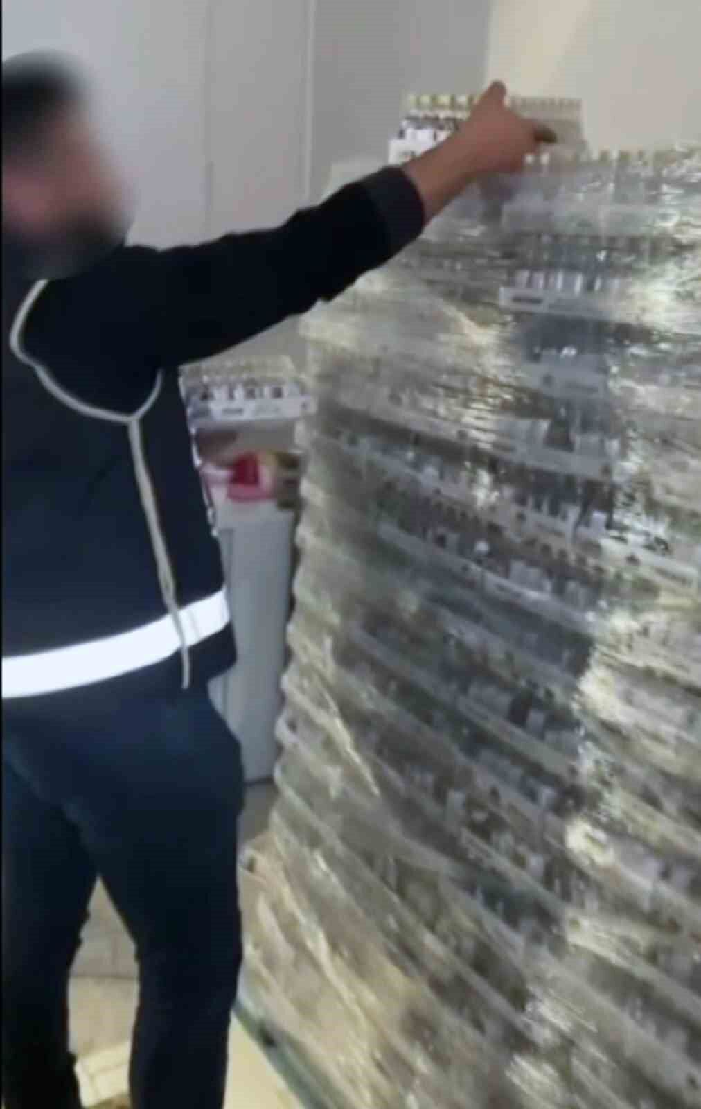 MARMARİS'TE BİNLERCE LİTRE KAÇAK İÇKİ YAKALANDI