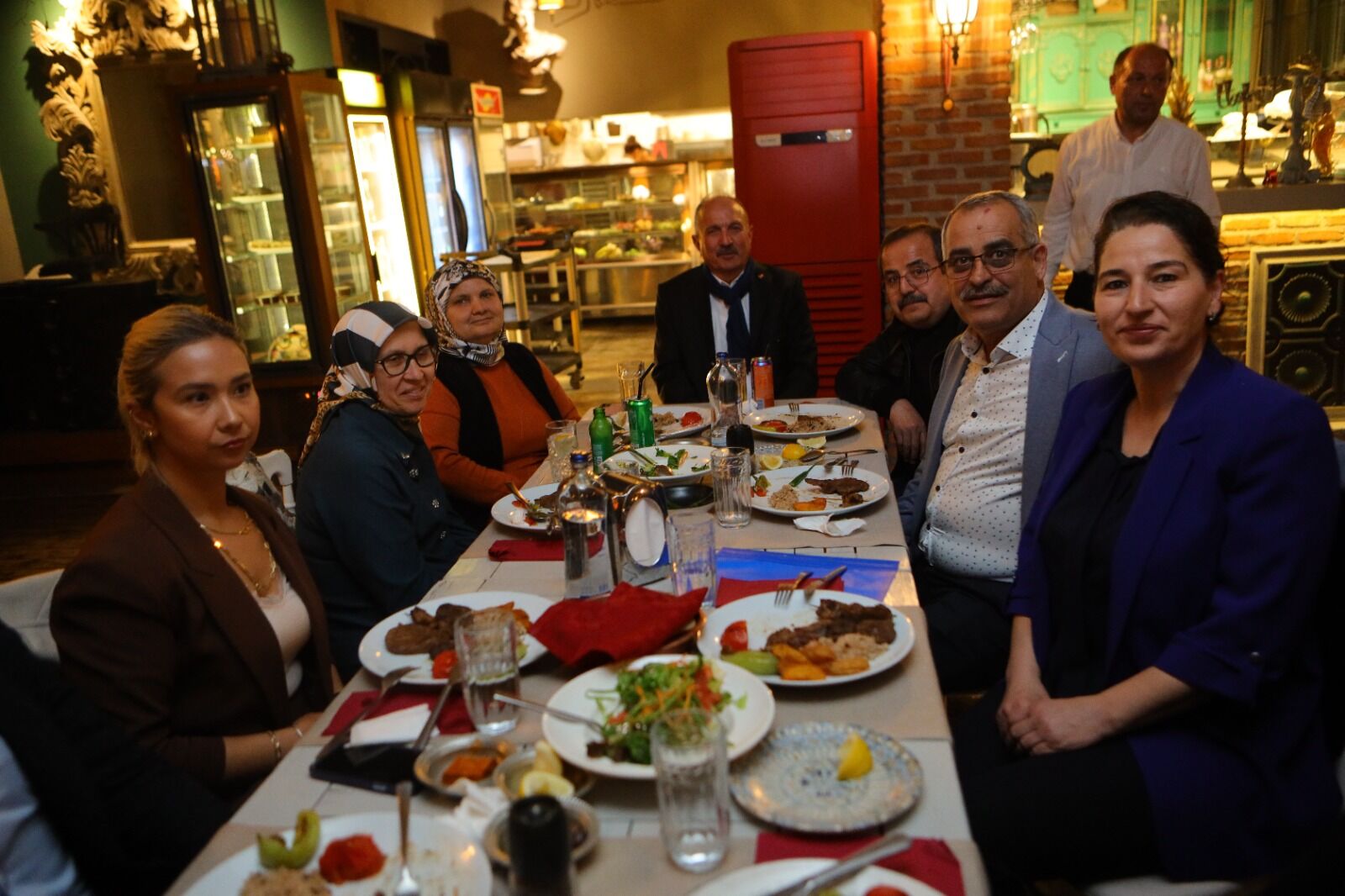 SAATCI, MECLİS ÜYESİ ADAYLARIYLA YEMEKTE BULUŞTU