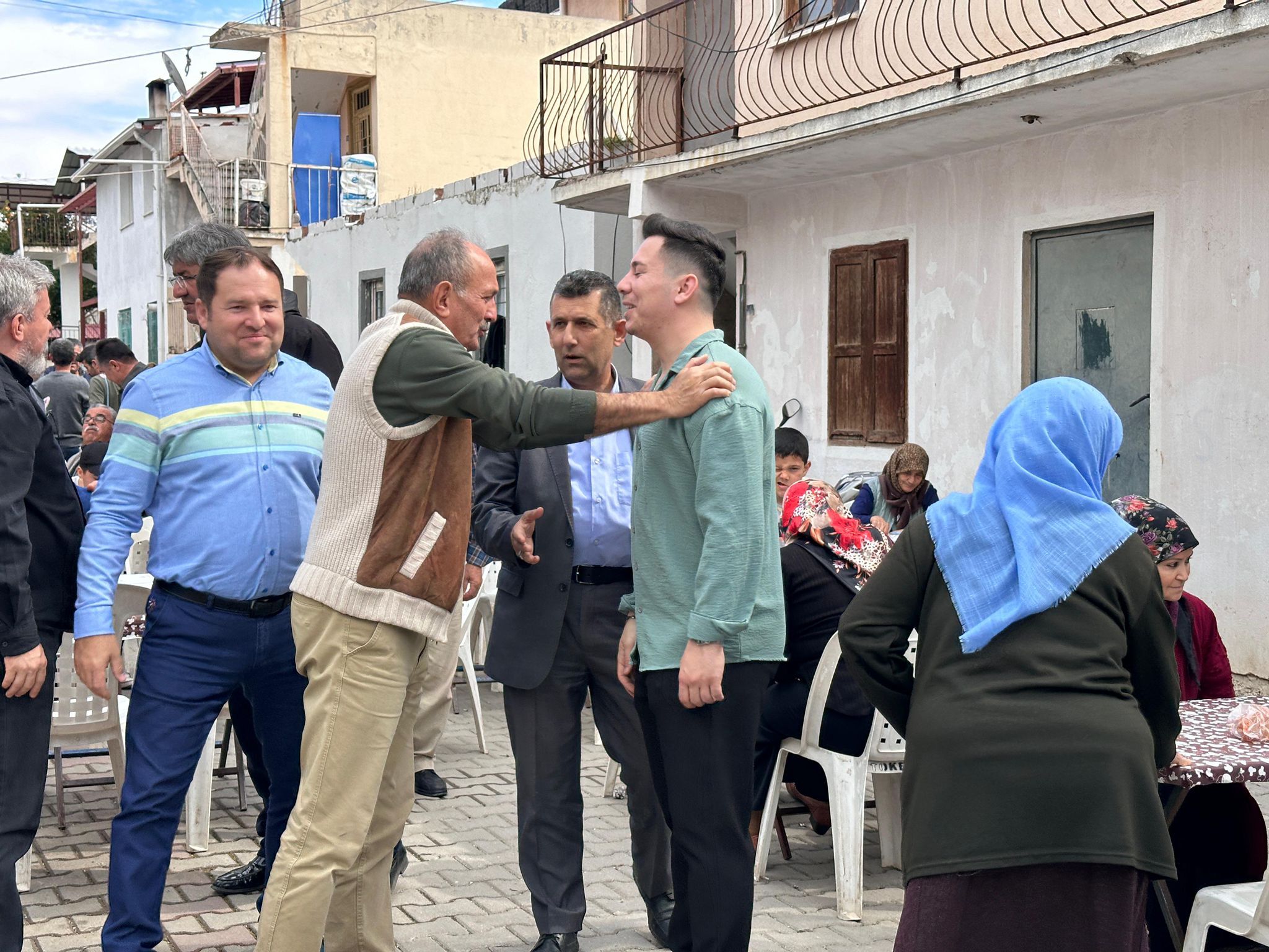 BAŞKAN ADAYI SAATCI, NEŞESİNDE, KEDERİNDE VATANDAŞIN YANINDA!