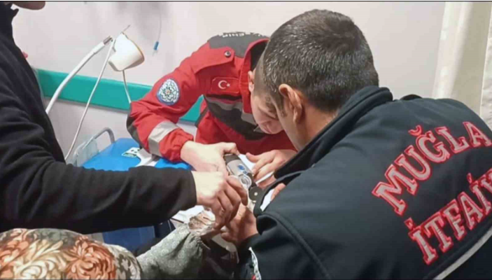 MUĞLA İTFAİYESİNDEN HASTANEDE ‘YÜZÜK’ OPERASYONU