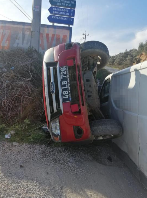 MİLAS’TA ORMAN İŞLETME ARACI İLE KARGO ARACI ÇARPIŞTI: 2 YARALI