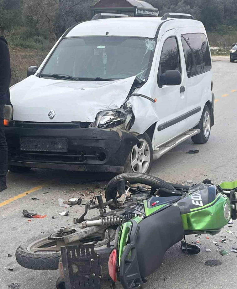 MİLAS’TA OTOMOBİL İLE MOTOSİKLET ÇARPIŞTI