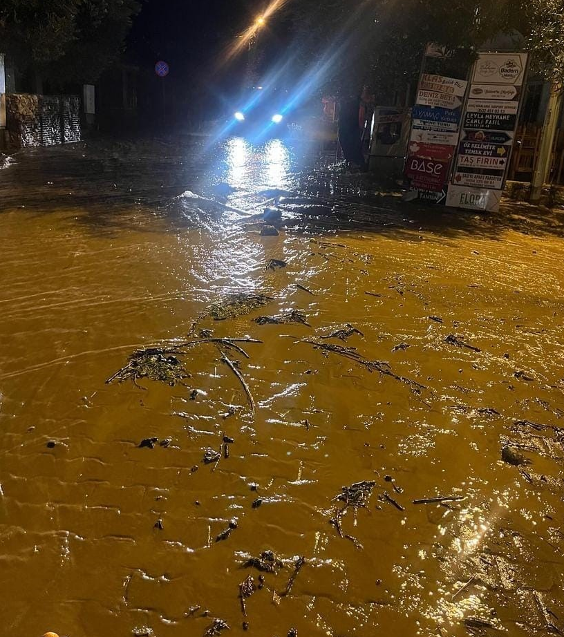 MARMARİS’TE SOKAKLARI BALÇIKLI ÇAMUR KAPLADI