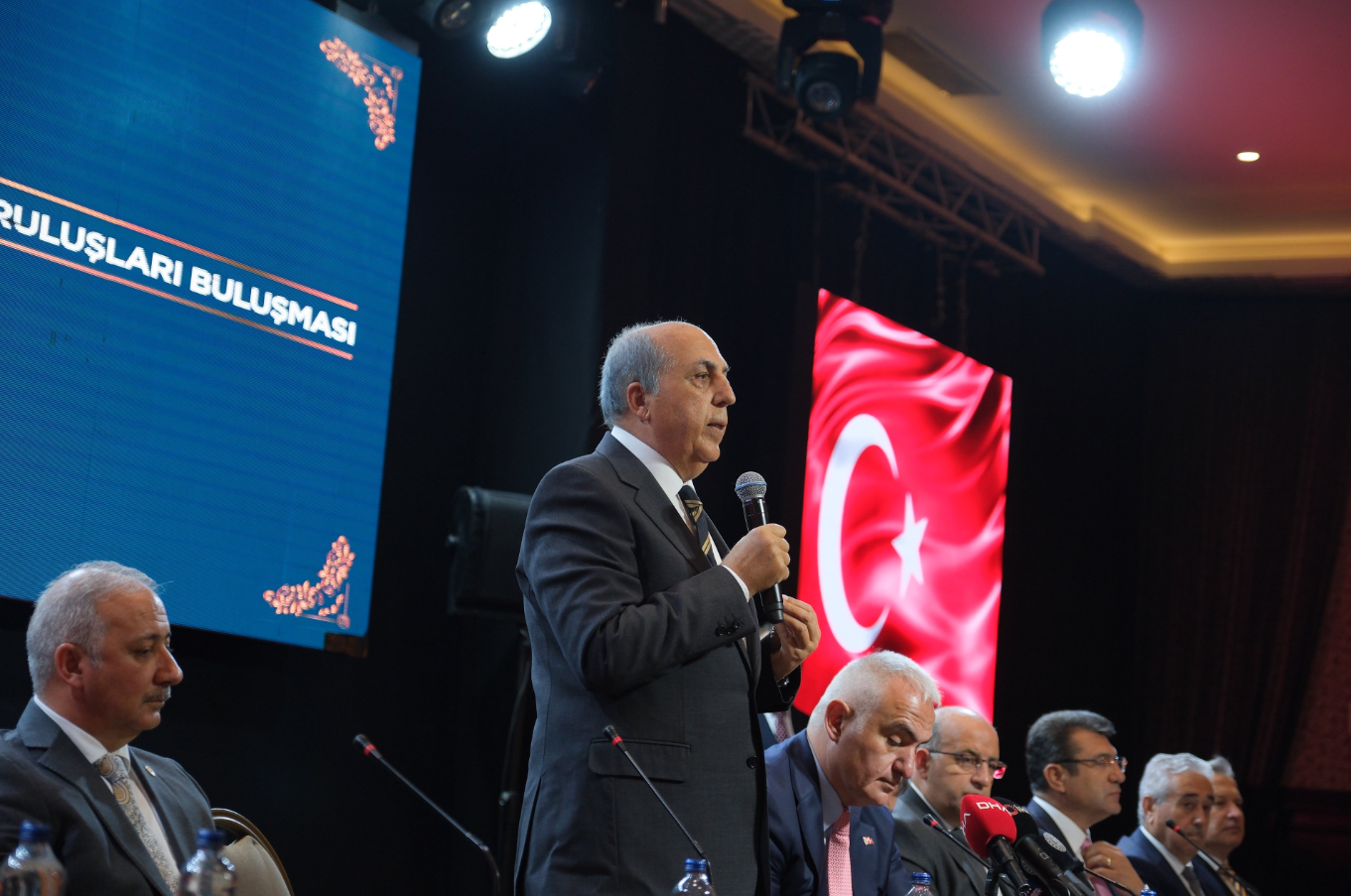 BAKAN’IN PROGRAMINDA KONUŞTU: KENDİMİ TURİZM İÇİN FEDA EDECEĞİM