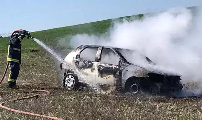 SİNİRLENDİ, EŞİNİN OTOMOBİLİ ATEŞE VERDİ