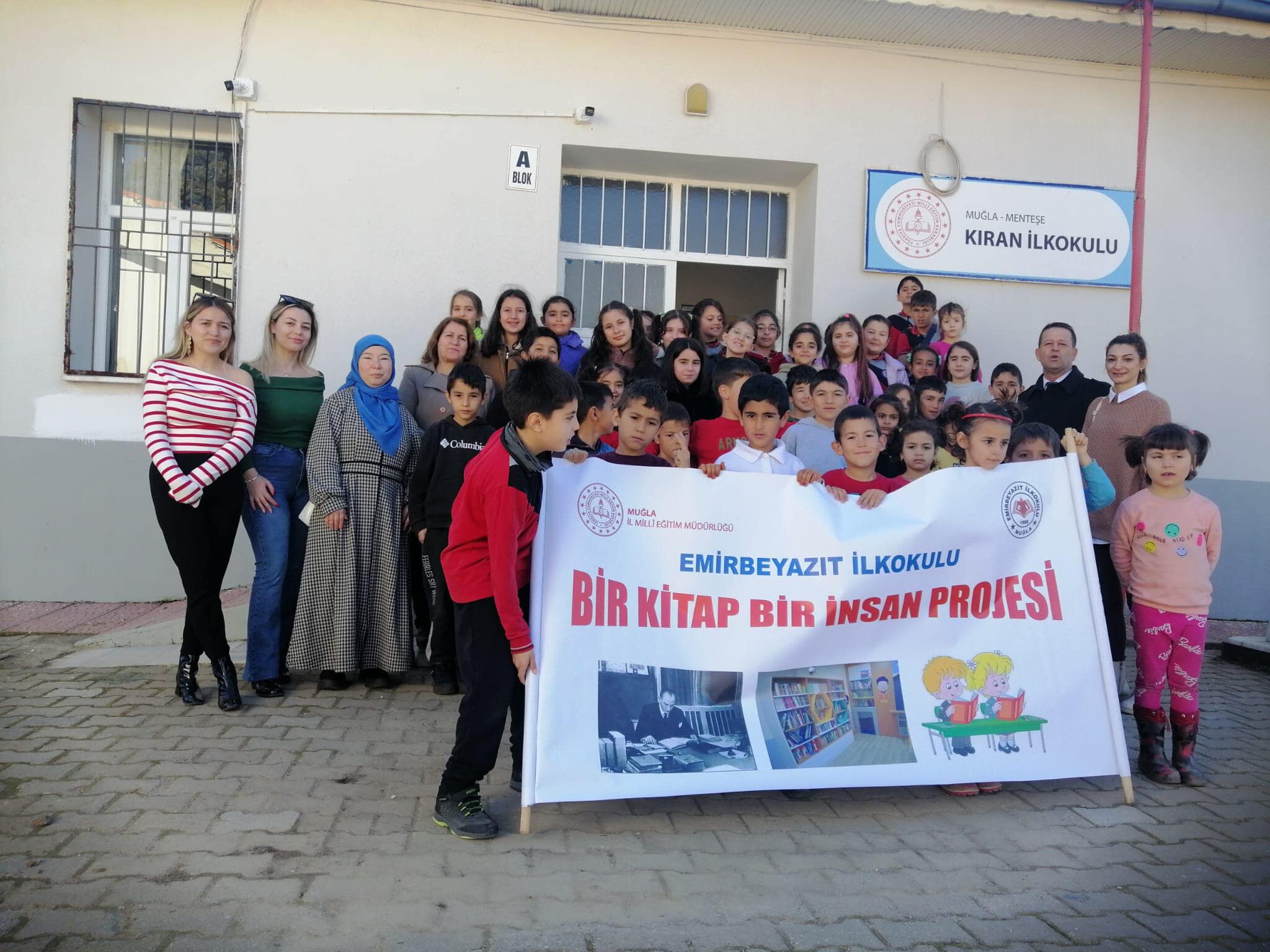 KAMPANYA İLE TOPLADIKLARI KİTAPLARI ARKADAŞLARINA HEDİYE ETTİLER
