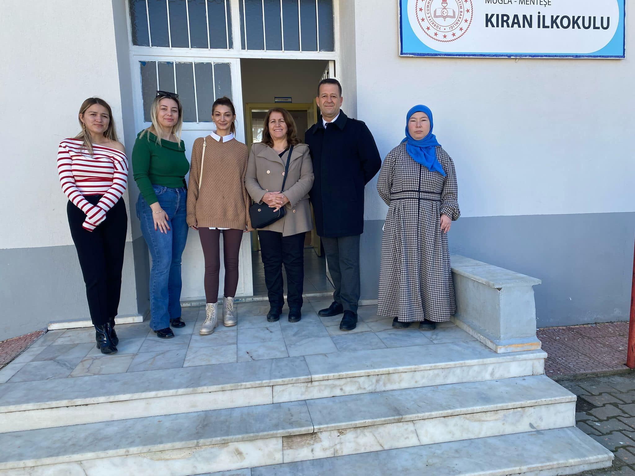KAMPANYA İLE TOPLADIKLARI KİTAPLARI ARKADAŞLARINA HEDİYE ETTİLER