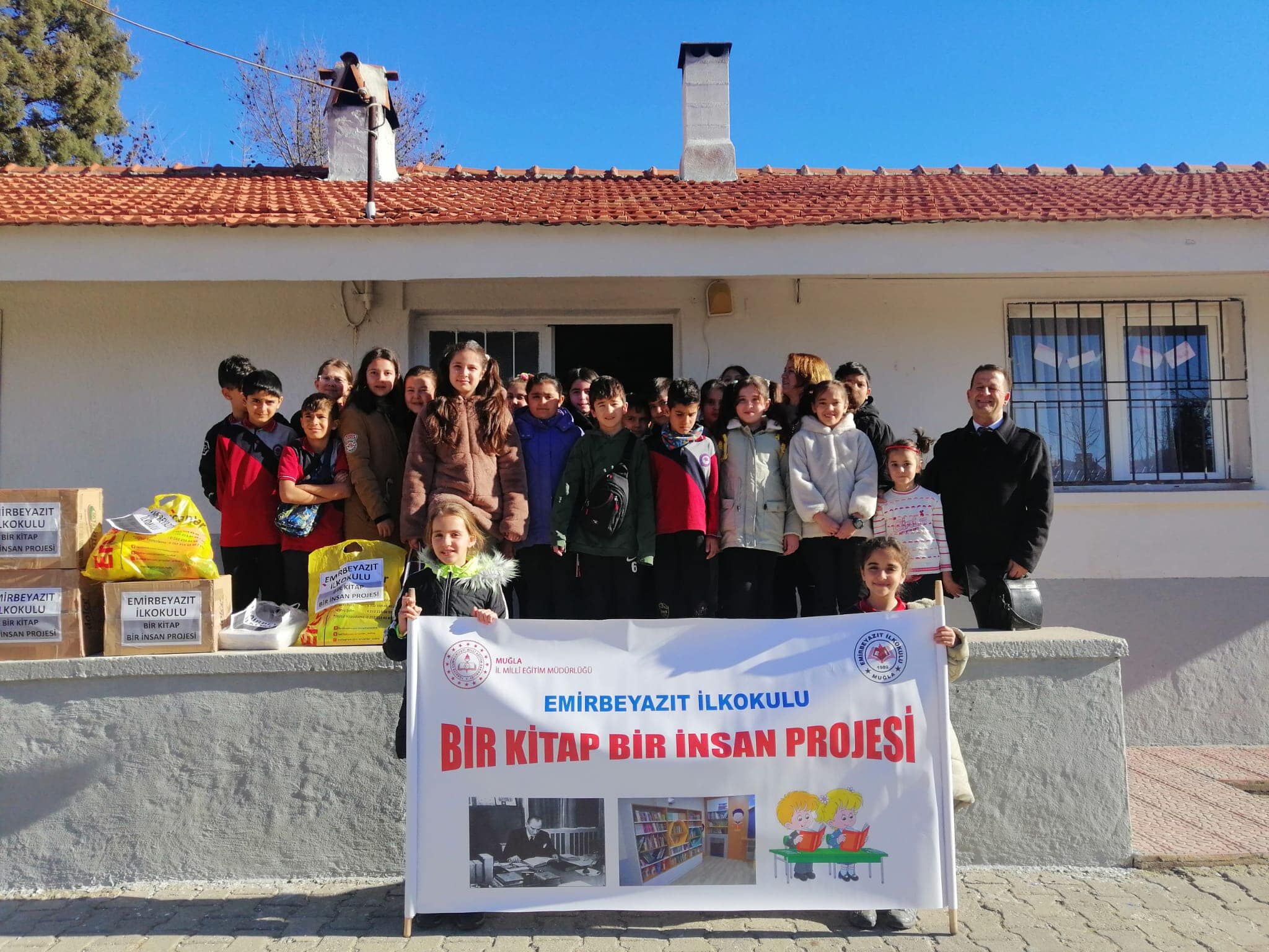 KAMPANYA İLE TOPLADIKLARI KİTAPLARI ARKADAŞLARINA HEDİYE ETTİLER