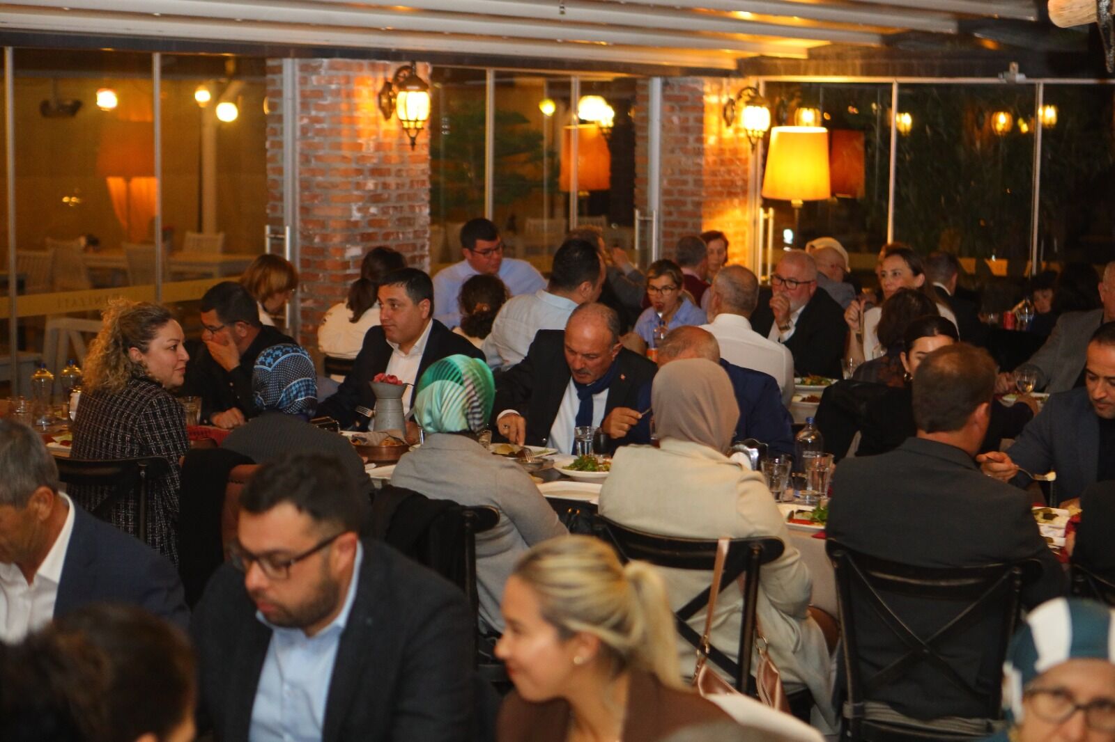 SAATCI, MECLİS ÜYESİ ADAYLARIYLA YEMEKTE BULUŞTU