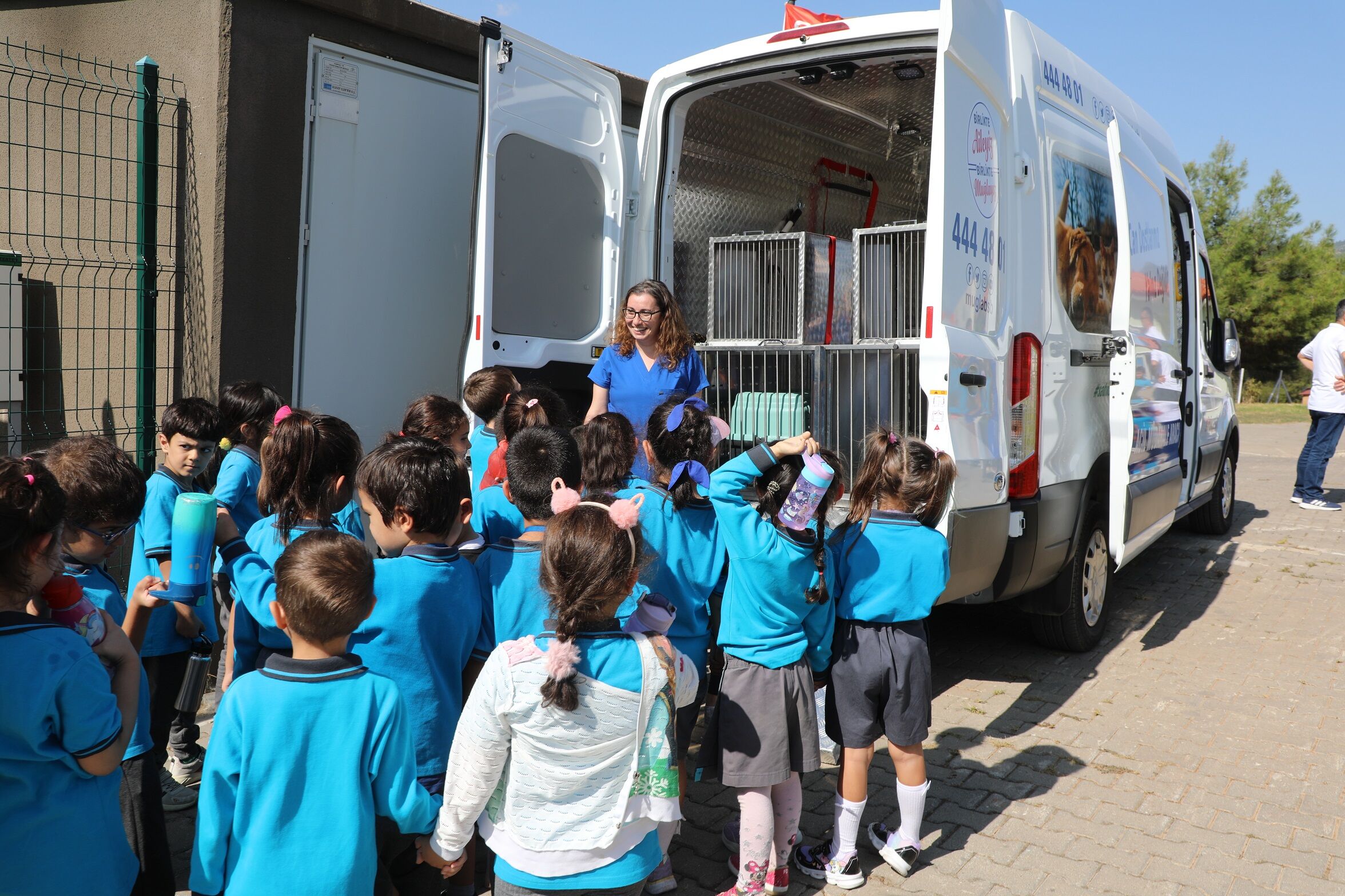 BÜYÜKŞEHİR GEÇİCİ HAYVAN BAKIMEVİ’NE ZİYARETÇİ AKINI