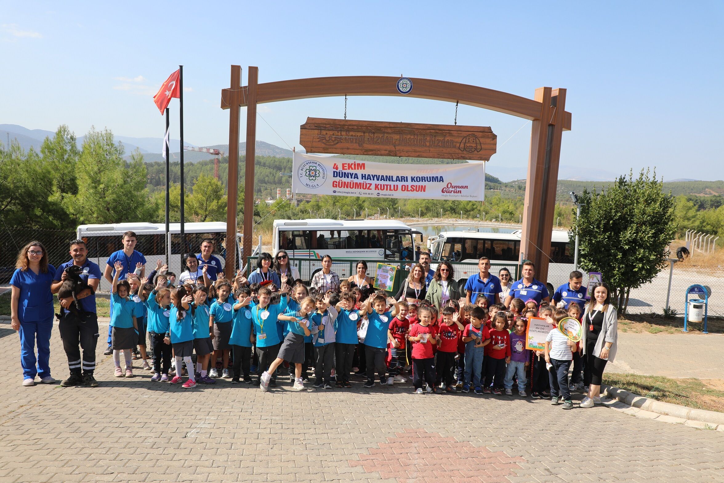 BÜYÜKŞEHİR GEÇİCİ HAYVAN BAKIMEVİ’NE ZİYARETÇİ AKINI