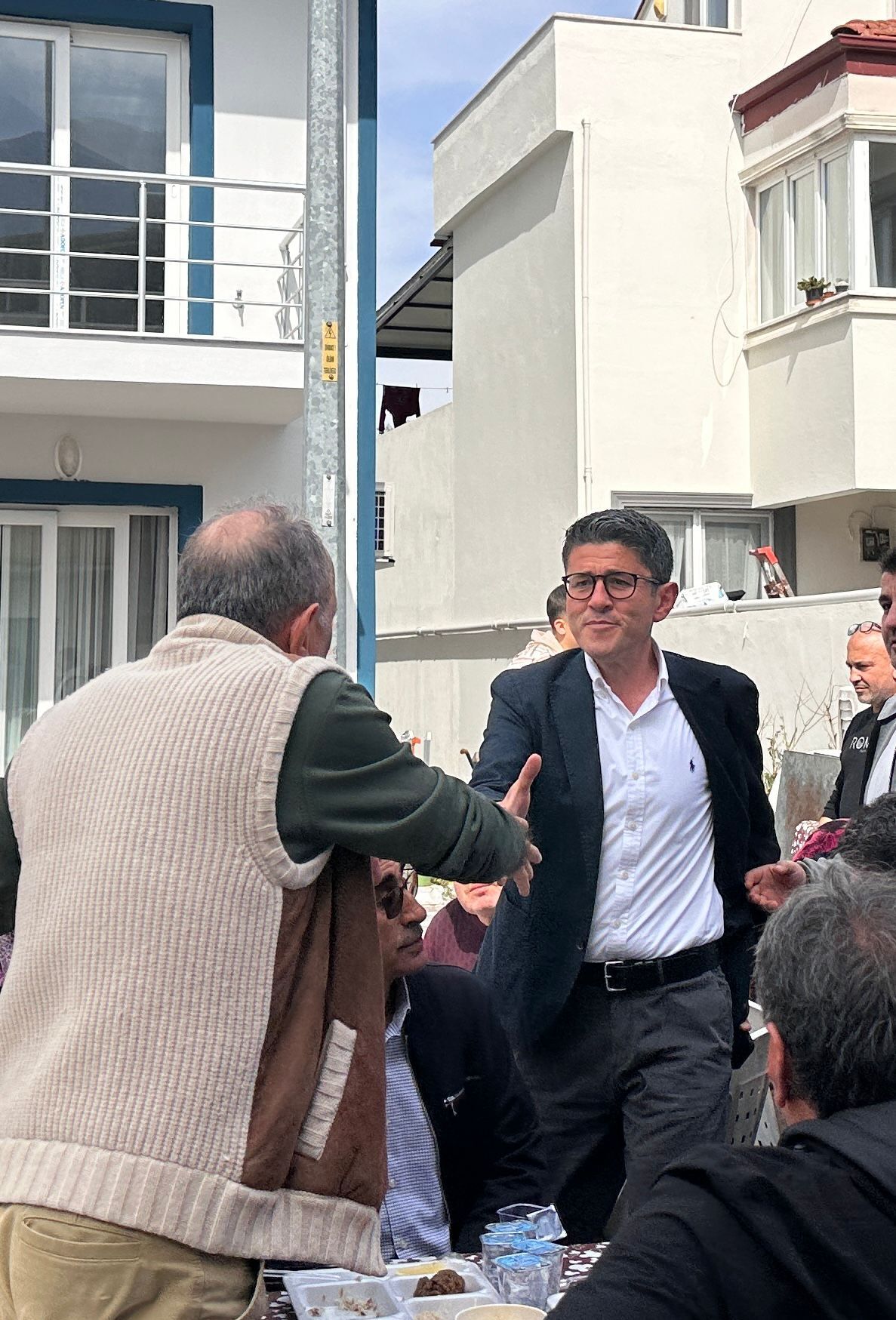 BAŞKAN ADAYI SAATCI, NEŞESİNDE, KEDERİNDE VATANDAŞIN YANINDA!