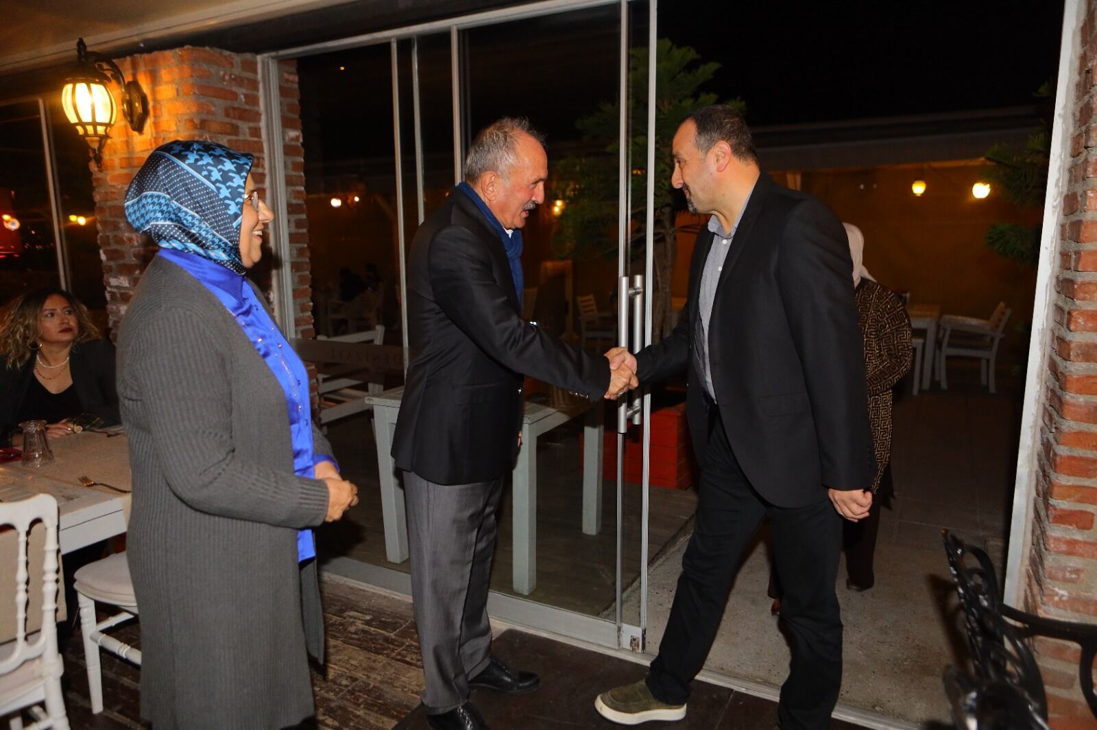 SAATCI, MECLİS ÜYESİ ADAYLARIYLA YEMEKTE BULUŞTU